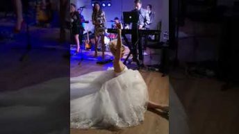 bride does splits at wedding