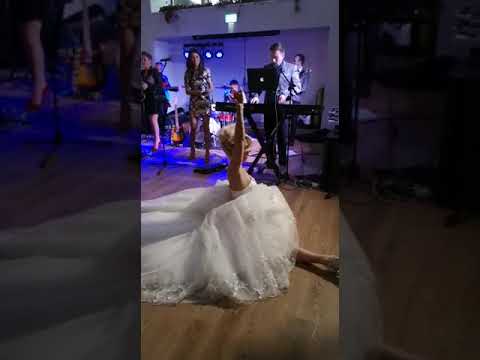 bride does splits at wedding