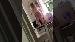 toddler dances twerks