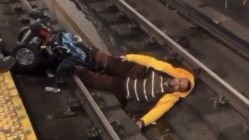 man falls on subway tracks in new york