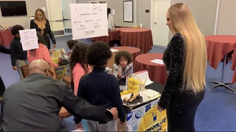 Mariah Carey's children sell lemonade