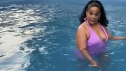 Woman takes wig off while swimming in pool