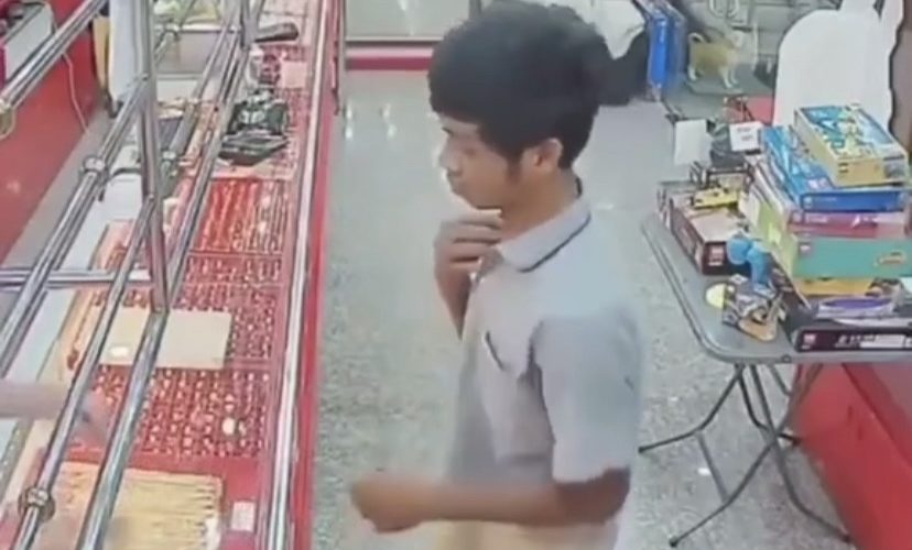 Man fails at stealing necklace