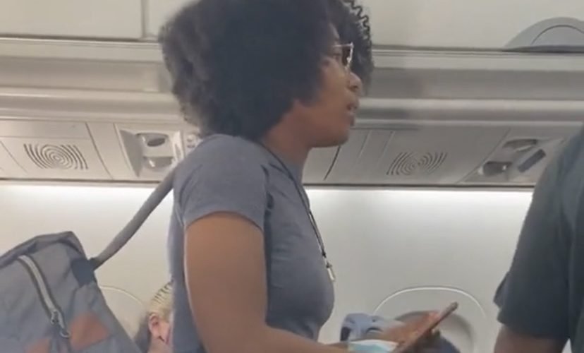 Woman refuses to wear mask on plane