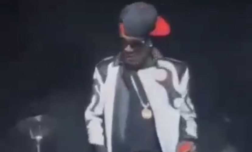 Singer Aaron Hall gets laughed off stage while performing his hit song I miss you live.