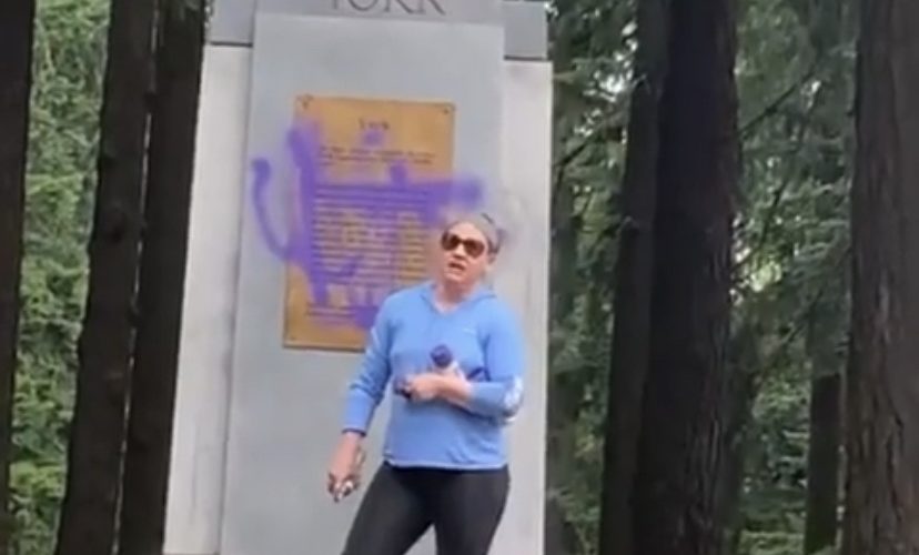 Karen vandalizes York statue in Oregon