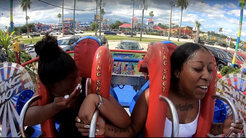 Woman loses wig on sling shot ride