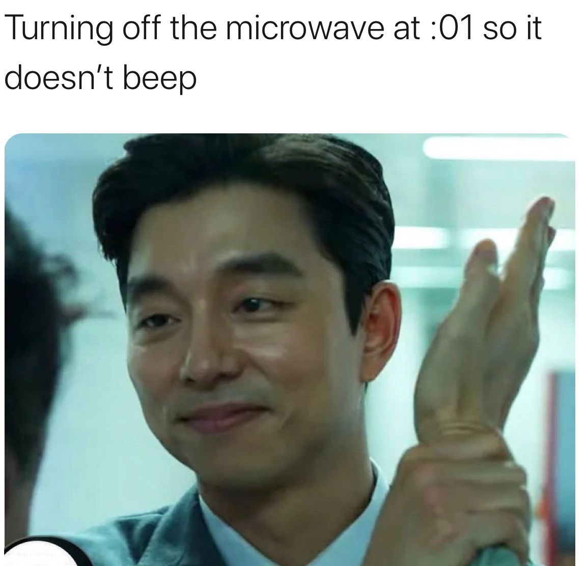 Turning off the microwave at .01 so it doesn't beep Squid Games meme